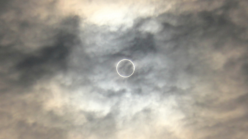 Illustration for article titled Japan Shows the Beauty (and the Craziness) of the Solar Eclipse